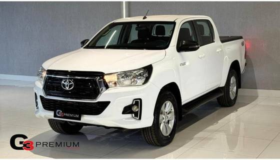 TOYOTA HILUX 2.8 SR 4X4 CD 16V DIESEL 4P AUTOMÁTICO TOYOTA HILUX 2.8 SR 4X4 CD 16V DIESEL 4P AUTOMÁTICO